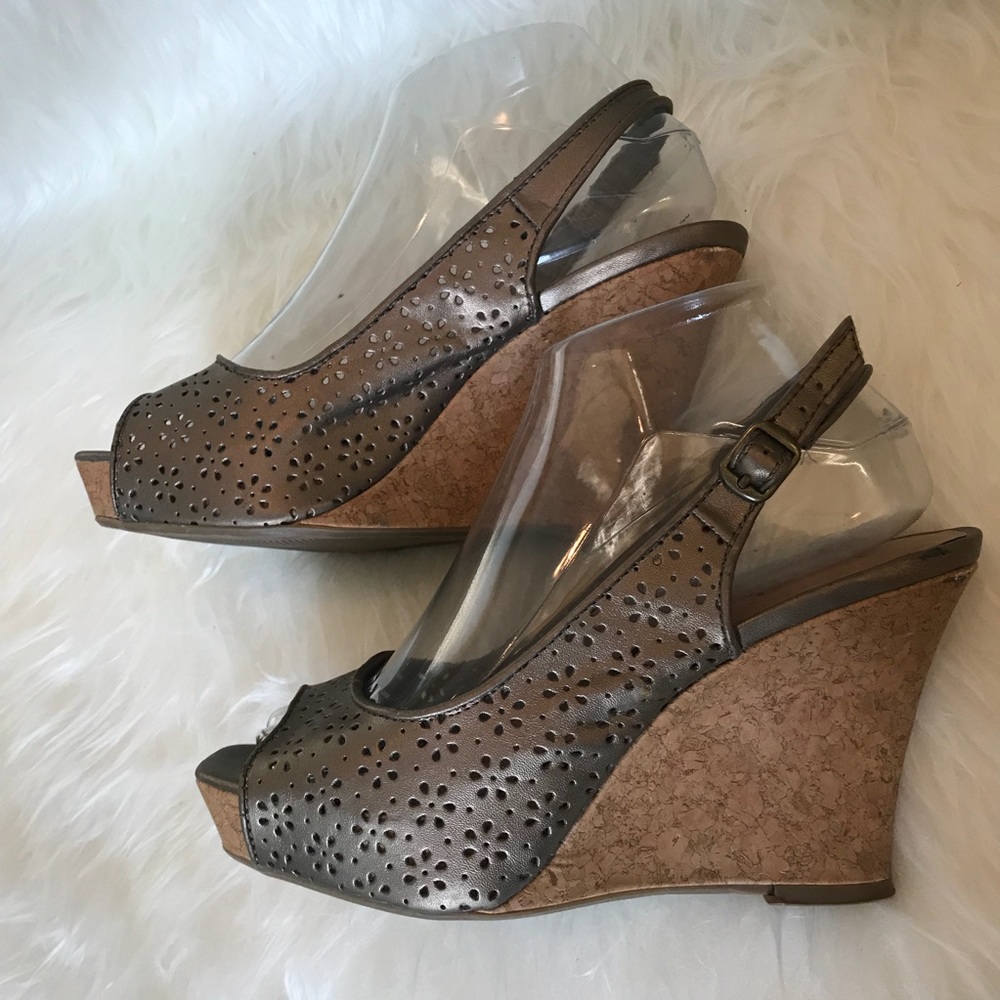 a.n.a. Bronze Cork Wedge Heel Laser Cut Daisy 7.5